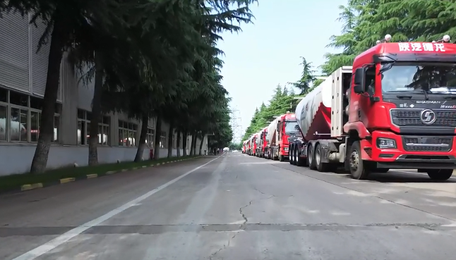 大單!100臺(tái)#粉罐半掛車(chē) 陸續(xù)發(fā)車(chē)，震撼#航拍