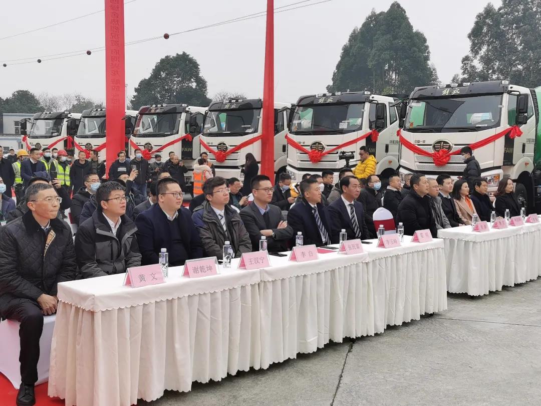 瑞虎迎新 戰(zhàn)績恢弘！80臺解放&凌宇一體化攪拌車交付蜀國之地