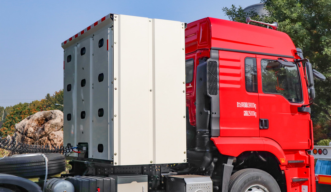 金秋暖陽，微風(fēng)和煦！凌宇新能源粉罐半掛批量奔赴西南地區(qū)